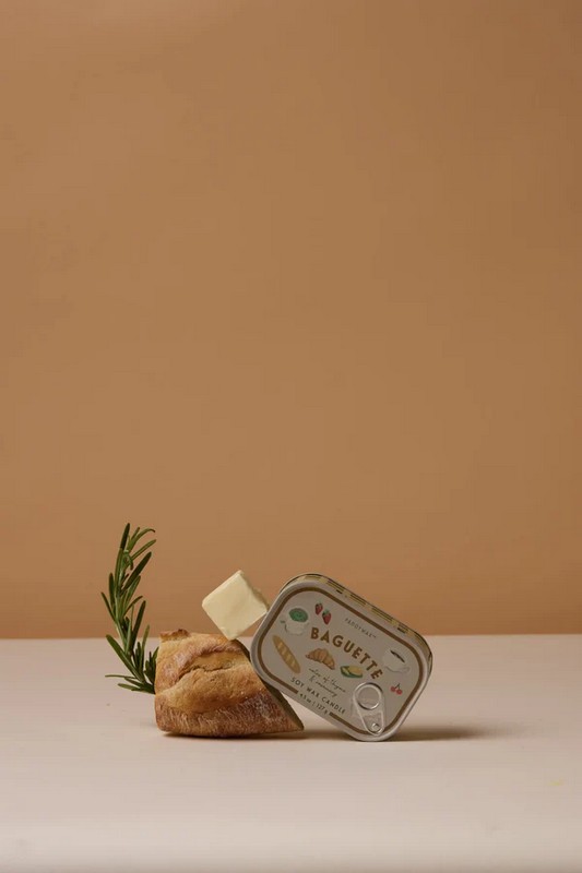 Candela profumata alla baguette con note di timo e rosmarino in latta vintage, realizzata in cera di soia con due stoppini, perfetta come candela particolare da regalare